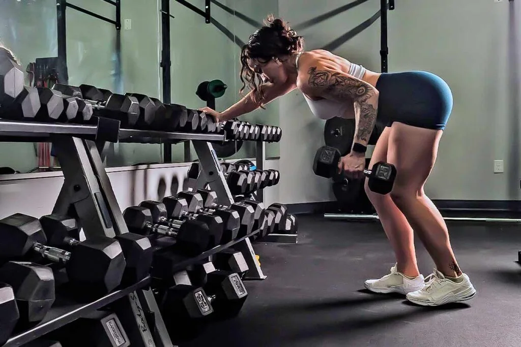 musculação feminina - remada unilateral