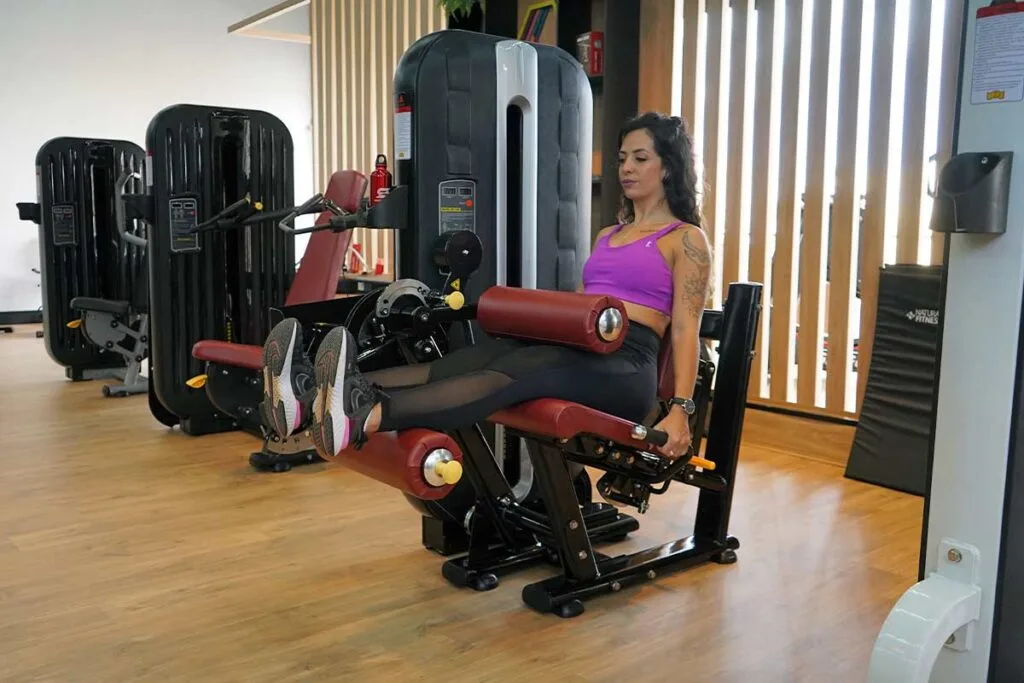 exercícios de academia - cadeira flexora