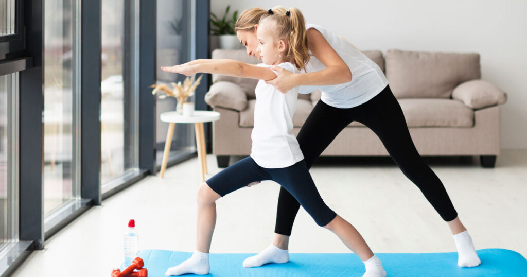 personal kids: professora corrigindo postura da sua aluna dentro de uma sala de acasa.